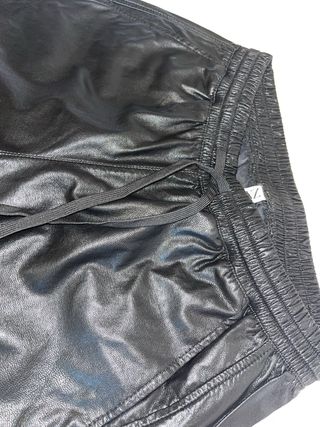 Pantalones jogger cuero negro mujer zara