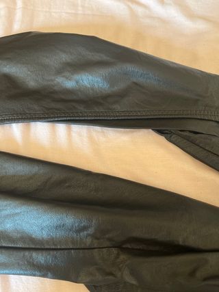 Pantalones jogger cuero negro mujer zara