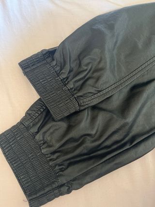 Pantalones jogger cuero negro mujer zara