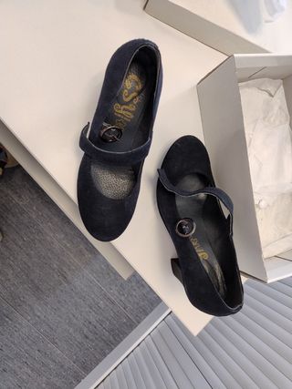 Zapatos ante azul oscuro de tacón