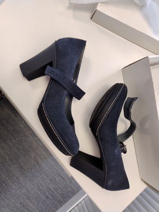 Zapatos ante azul oscuro de tacón
