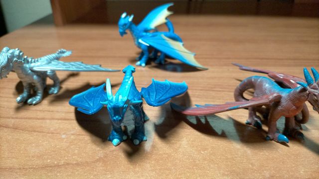 4 Dragones de plástico