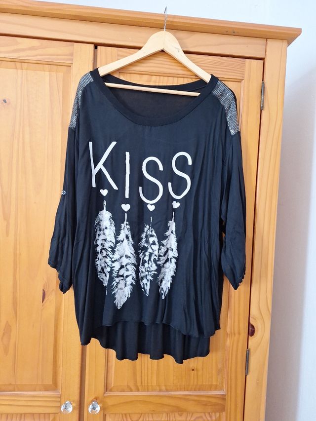 Blusa preta com lantejoulas, fabricada em Itália.