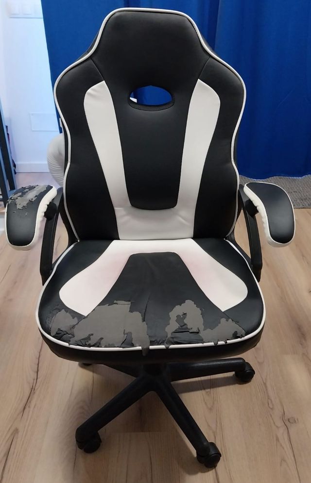 Silla gaming negra y blanca necesita tapicería.
