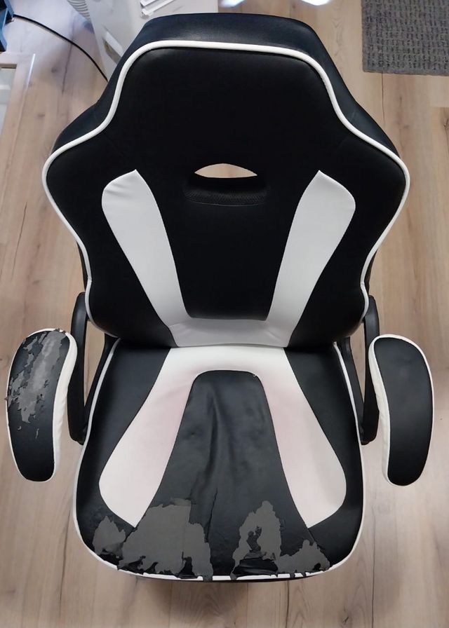 Silla gaming negra y blanca necesita tapicería.