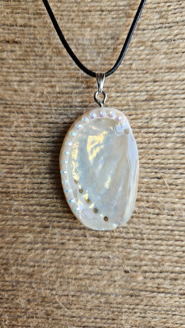 Colgante oreja mar: blanco y dorado