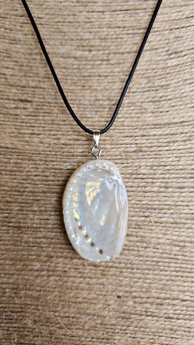 Colgante oreja mar: blanco y dorado