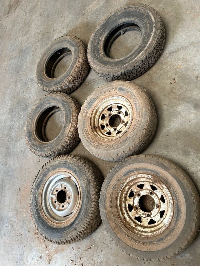 LOTE LLANTAS Y NEUMÁTICOS LAND ROVER ANTIGUO