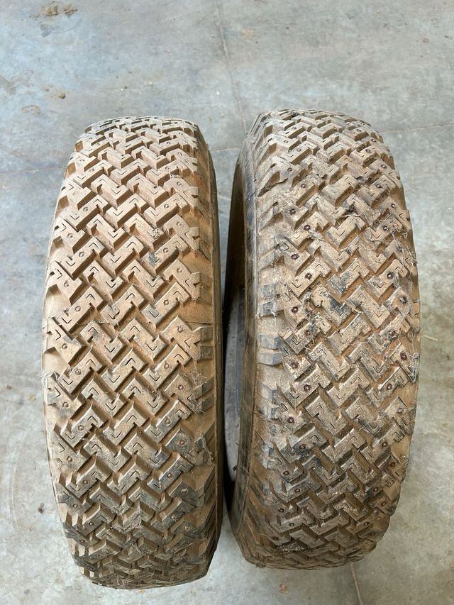 LOTE LLANTAS Y NEUMÁTICOS LAND ROVER ANTIGUO