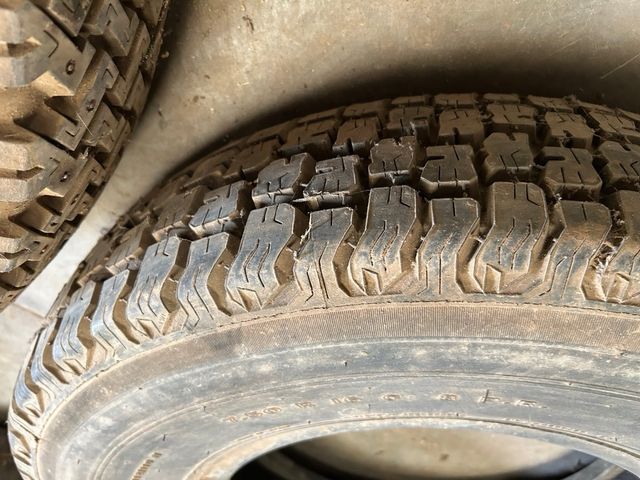 LOTE LLANTAS Y NEUMÁTICOS LAND ROVER ANTIGUO