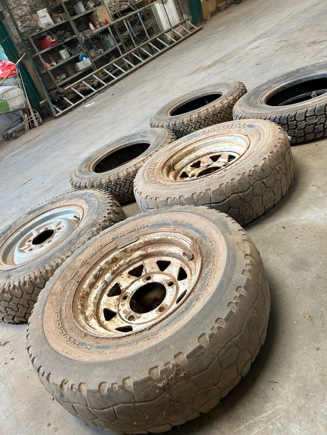 LOTE LLANTAS Y NEUMÁTICOS LAND ROVER ANTIGUO