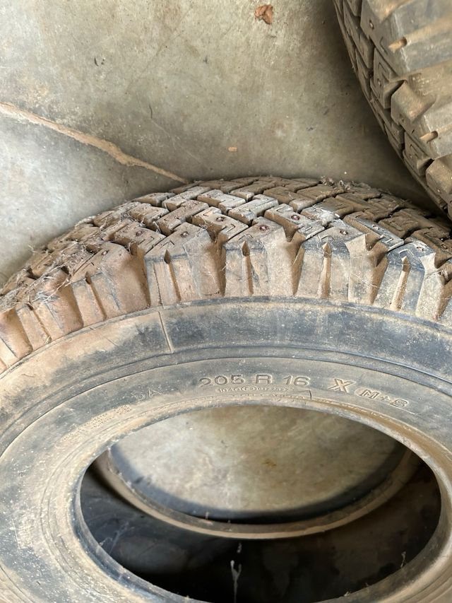 LOTE LLANTAS Y NEUMÁTICOS LAND ROVER ANTIGUO