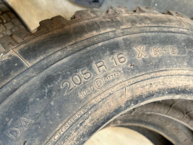 LOTE LLANTAS Y NEUMÁTICOS LAND ROVER ANTIGUO