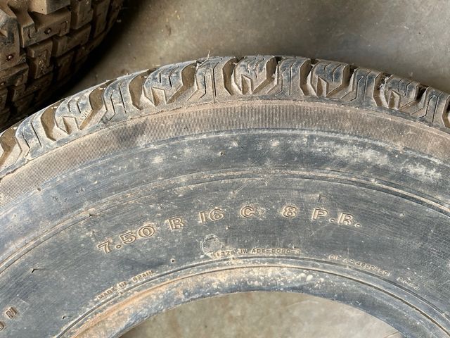 LOTE LLANTAS Y NEUMÁTICOS LAND ROVER ANTIGUO