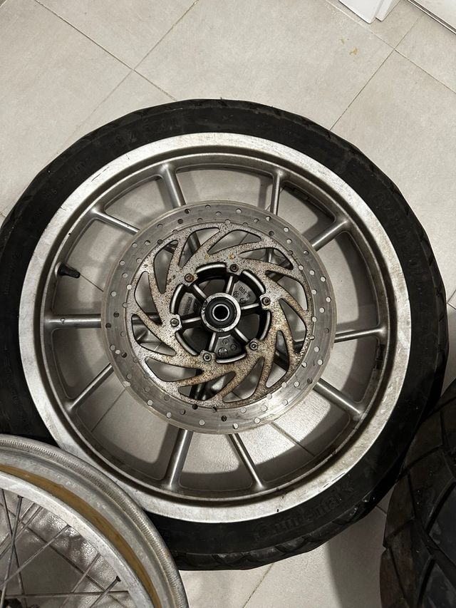 Pneumatici BMW F650GS 21 e 17. Pressione ciascuno.