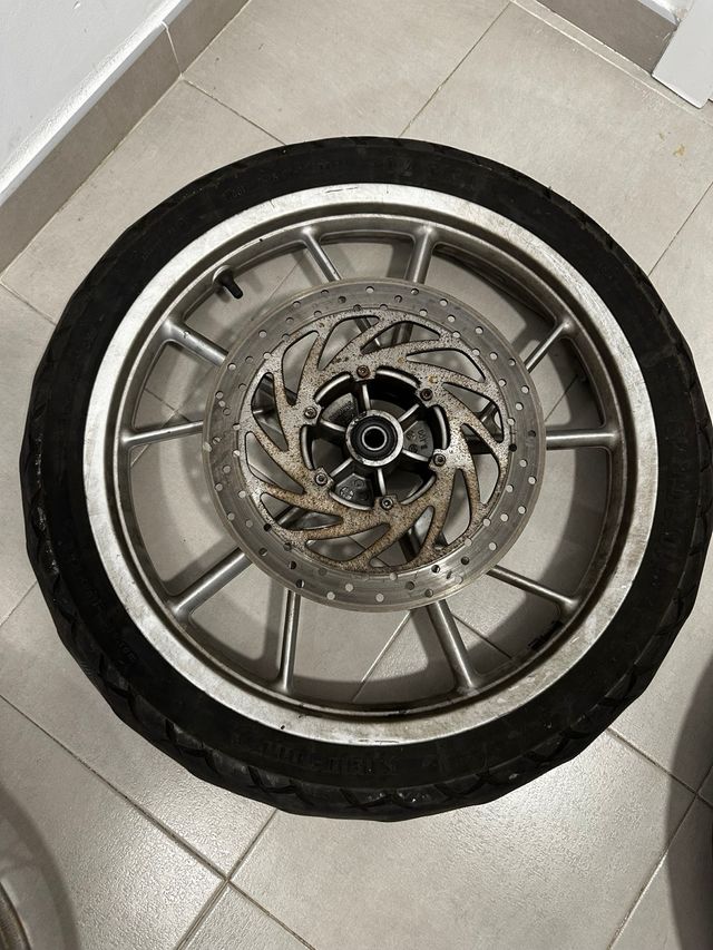 Pneumatici BMW F650GS 21 e 17. Pressione ciascuno.