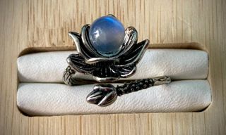 Anillo de Piedra Luna Bañado en Plata