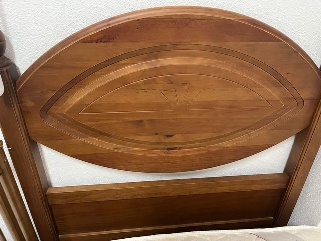 Cama individual con cabecero de madera.