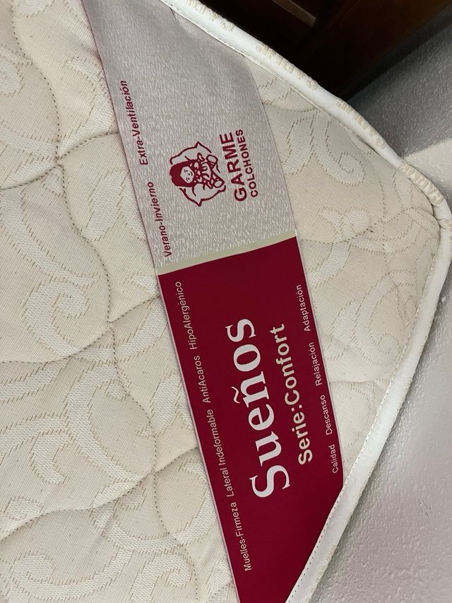 Cama individual con cabecero de madera.