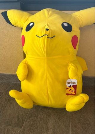 Vendo Pikachu gigante, peluche dei pokémon