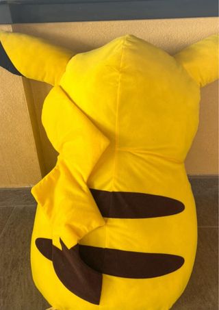 Vendo Pikachu gigante, peluche dei pokémon