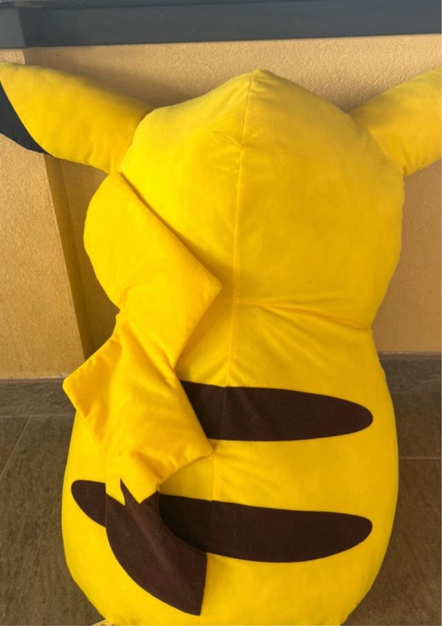Vendo Pikachu gigante, peluche dei pokémon