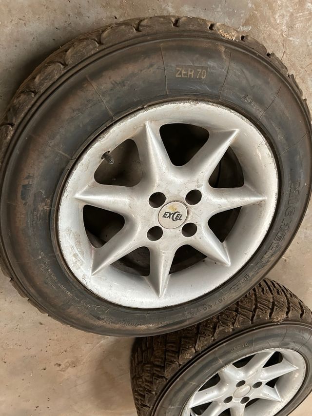 DOS LLANTAS OPEL ASTRA CON NEUMÁTICOS RALLY TIERRA