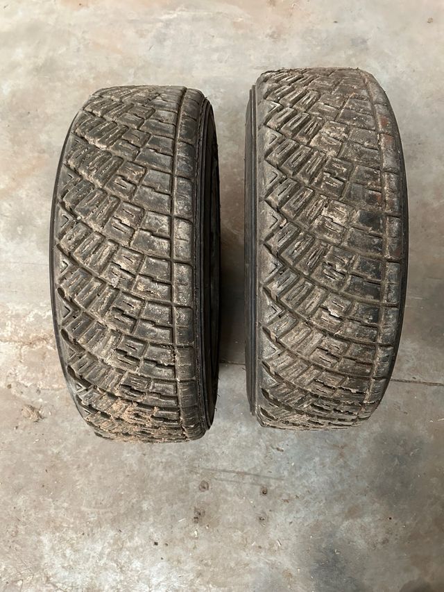 DOS LLANTAS OPEL ASTRA CON NEUMÁTICOS RALLY TIERRA