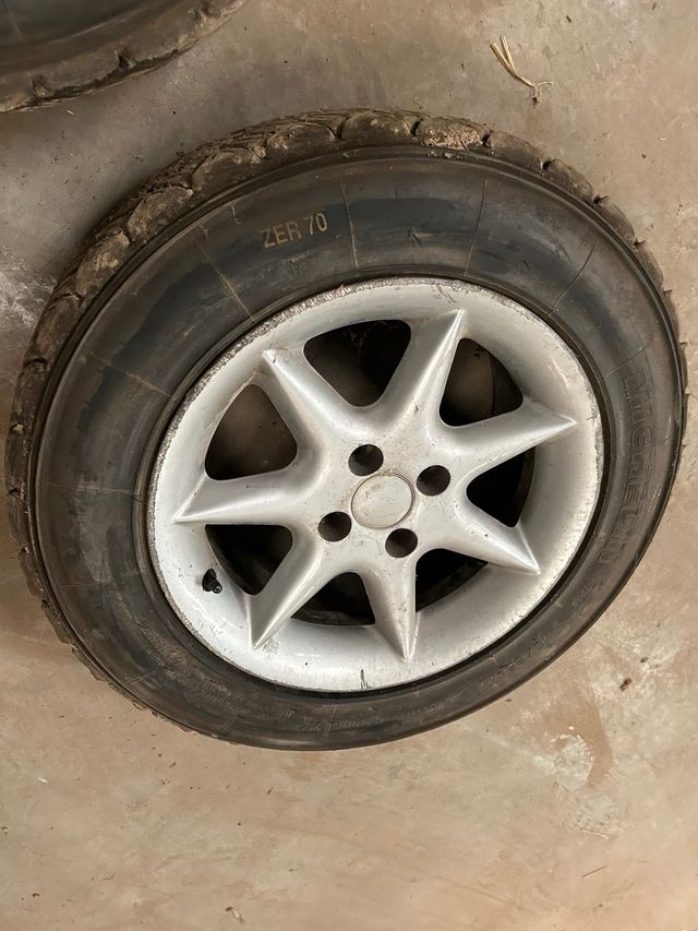 DOS LLANTAS OPEL ASTRA CON NEUMÁTICOS RALLY TIERRA