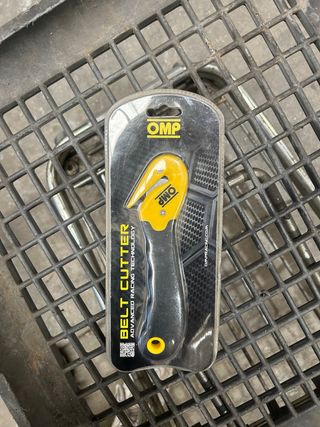 Corta cinturón OMP coche