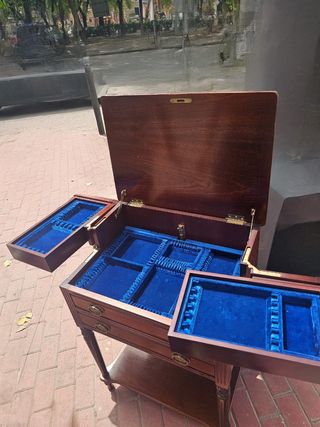 Mueble cubertero madera estilo antiguo. 