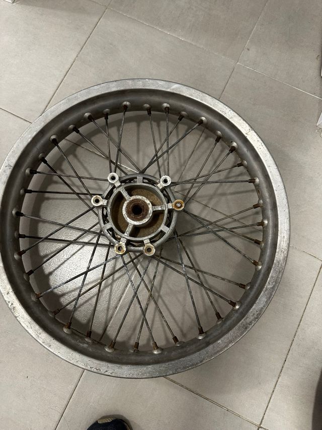 Ruota per moto F650: ruota anteriore e posteriore.
