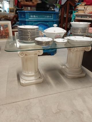 Tavolino in vetro con colonne stile neoclassico