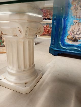 Tavolino in vetro con colonne stile neoclassico