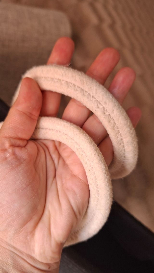 Bolso capazo negro con círculos blancos de cuerda