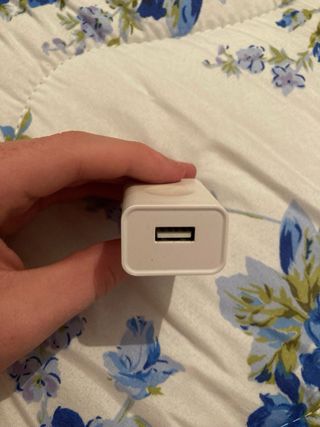Cargador de teléfono blanco