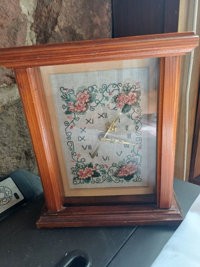Reloj sobremesa madera bordado