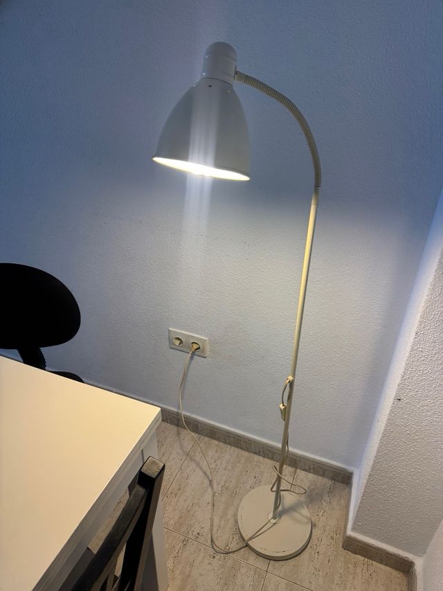 Lámpara de pie blanca metalica