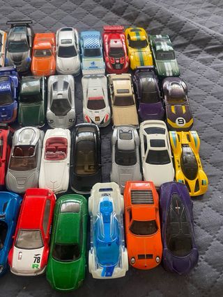coches hotwheels, alguno de ellos es de otra marca