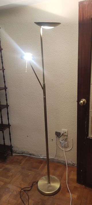 Lámpara de pie dorada