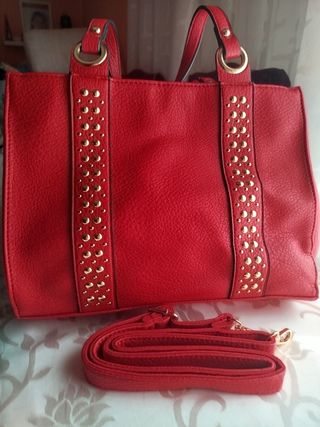 Bolso rojo con decoración dorada