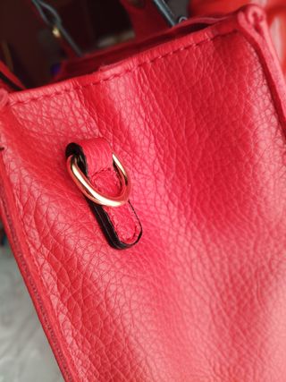 Bolso rojo con decoración dorada