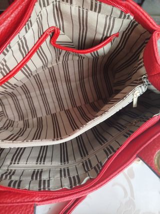 Bolso rojo con decoración dorada