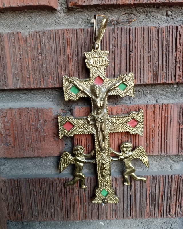 Crucifijo clavos metal antiguo
