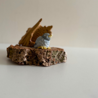 Ave em tronco - Figurinha vintage