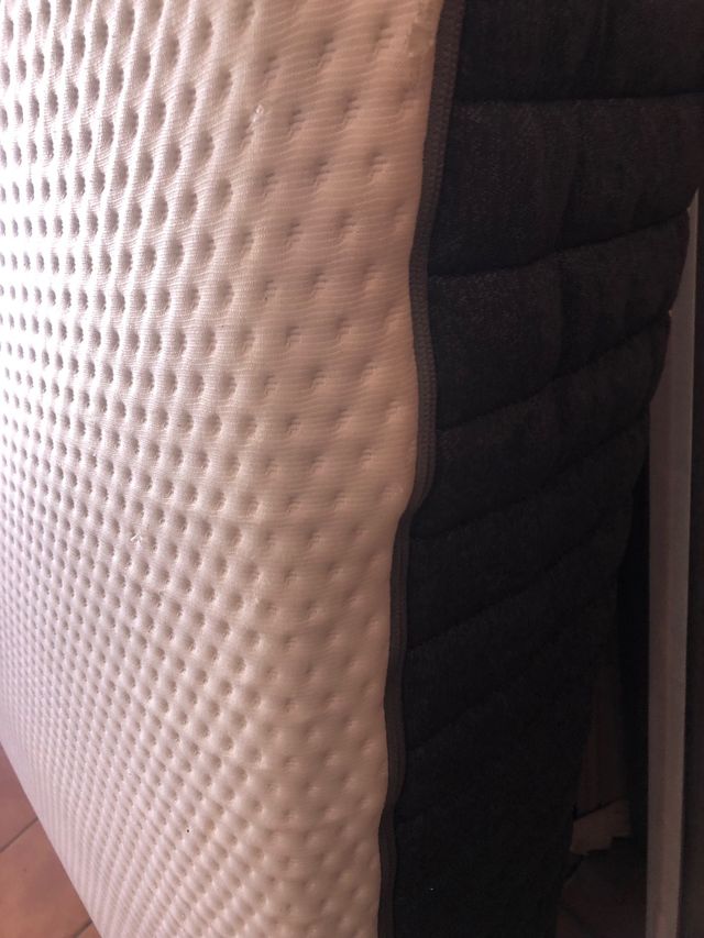 colchón de viscoelastica y muelles con funda