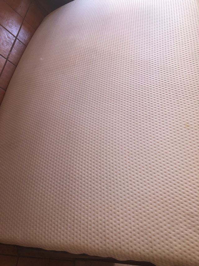 colchón de viscoelastica y muelles con funda