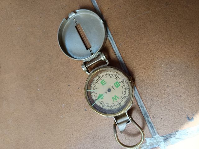 Brújula antigua de metal