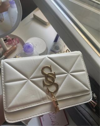 Bolso blanco acolchado dorado