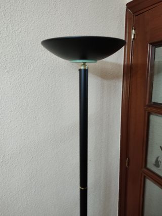 Lámpara de pie de metal negra